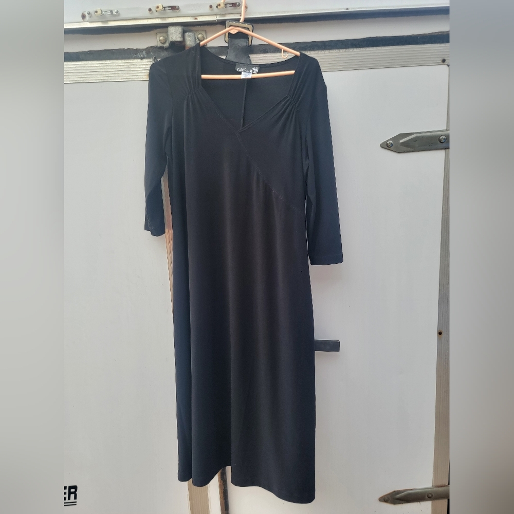 Wmons black dress